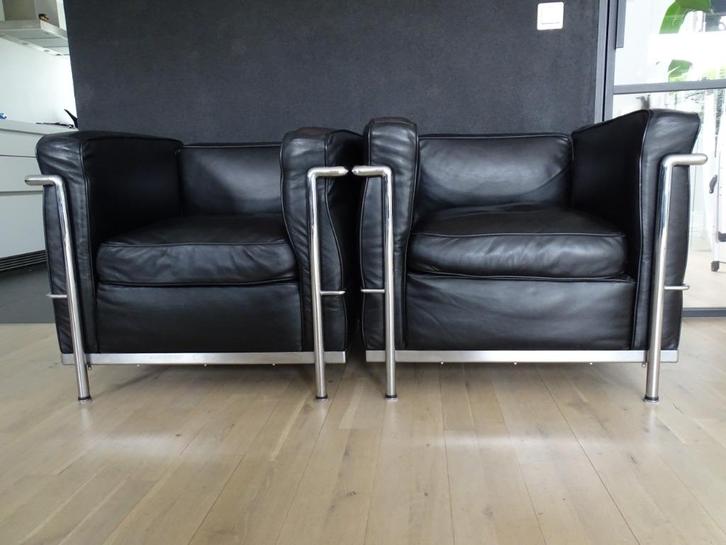 Twee replica Le Corbusier-fauteuils, model LC2, Huis en Inrichting, Fauteuils, Gebruikt, Kunststof, Metaal, 50 tot 75 cm, Minder dan 75 cm