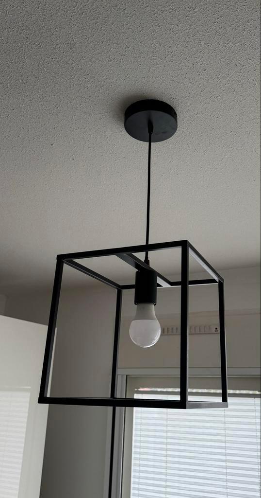 Moderne zwarte hanglamp, Huis en Inrichting, Lampen | Hanglampen, Zo goed als nieuw, 50 tot 75 cm, Metaal, Ophalen of Verzenden