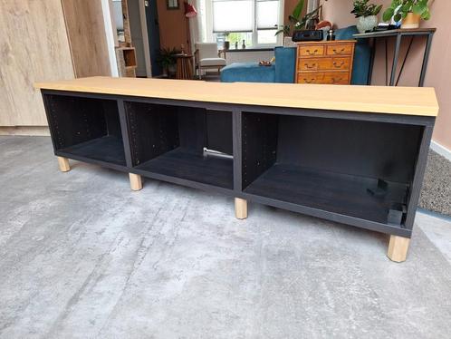 Ikea Besta tv meubel, zwart met eikenblad en eiken pootjes, Huis en Inrichting, Kasten | Televisiemeubels, Zo goed als nieuw, Minder dan 100 cm