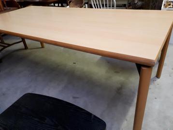Een prachtige oersterke lange tafel met een keihard bovenbla beschikbaar voor biedingen