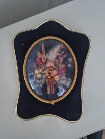 Vintage fluwelen lijstje met bol glas en droog bloemen beschikbaar voor biedingen