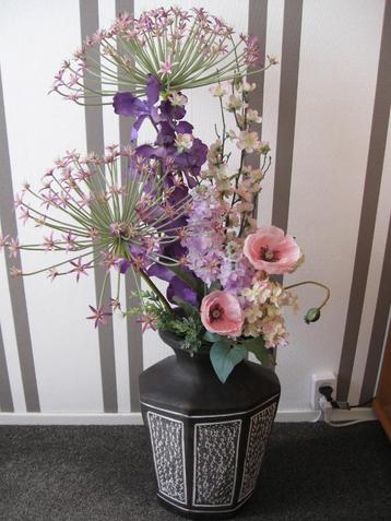 vazen met kunstbloemen beschikbaar voor biedingen