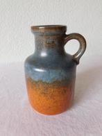 Vintage vaasje met oor uit W. Germany, blauw met groen en br, Gebruikt, Overige kleuren, Aardewerk of Porselein, Ophalen of Verzenden