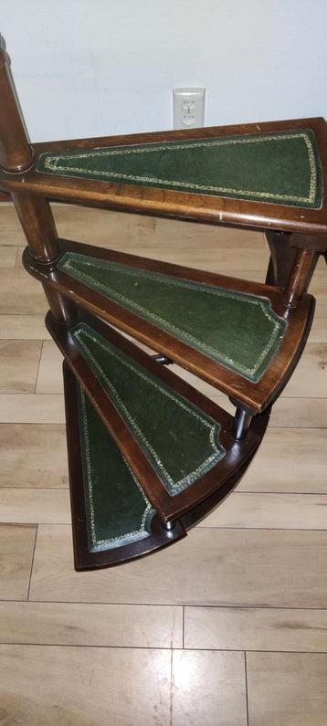 Boekenkast Trapje - Decoratief en Praktisch beschikbaar voor biedingen