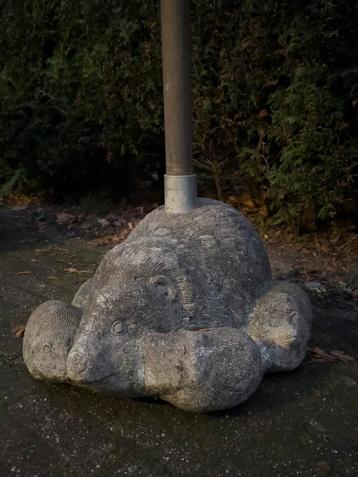 Stenen parasolvoet (egel) massief beschikbaar voor biedingen