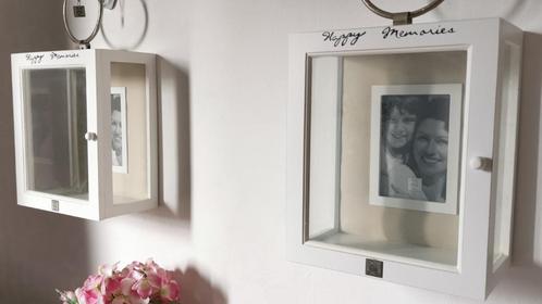 2x Riviera Maison Happy Memories Cabinet foto kastje + haken, Huis en Inrichting, Woonaccessoires | Wanddecoraties, Nieuw, Ophalen