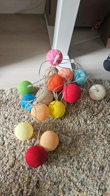 Lichtsnoer met gekleurde balletjes - werkt perfect! beschikbaar voor biedingen