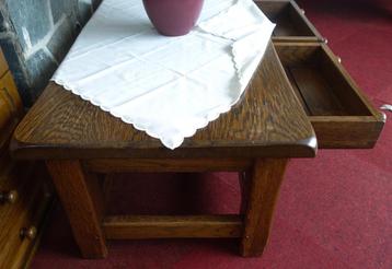 zware eiken houten salon tafel met diepe lades beschikbaar voor biedingen