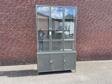 Buffetkast OLIJFGROEN vitrine metaal:glas 142 cm breed actie beschikbaar voor biedingen