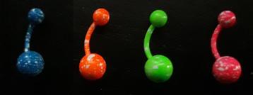 Diverse gespikkelde neon navelpiercings (banana bells) beschikbaar voor biedingen
