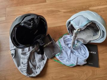 2 M skihelmen, B klasse, met opbergzak beschikbaar voor biedingen
