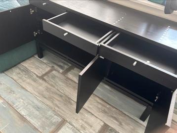 Zwarte kast 135.2cm(L)x 42.2cm(B) x 74.2cm(H)