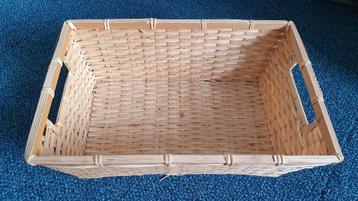 Houten mandje beschikbaar voor biedingen