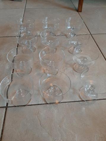 13 champagne glazen beschikbaar voor biedingen