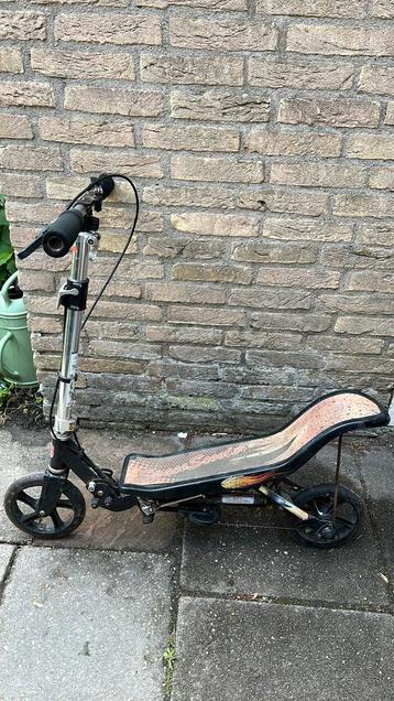 Zwarte spacescooter beschikbaar voor biedingen