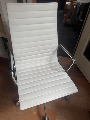 Vitra Charles and Ray Eames  EA119 Wit leer beschikbaar voor biedingen