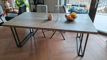Super mooie eettafel beschikbaar voor biedingen
