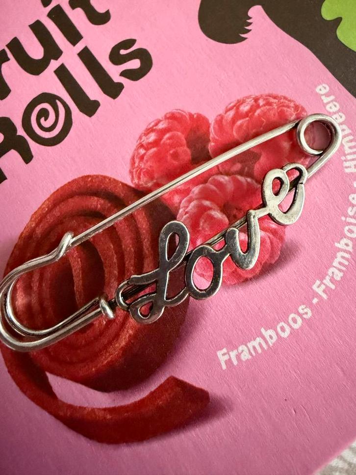 Veiligheidsspeld 'Love' Sierraad, Sieraden, Tassen en Uiterlijk, Broches, Nieuw, Overige materialen, 4 tot 7 cm, Verzenden