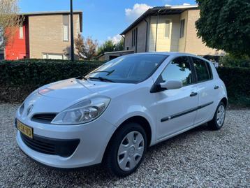 Renault Clio 1.2 16V 55KW Auth 5-DRS E4 2006 Wit beschikbaar voor biedingen