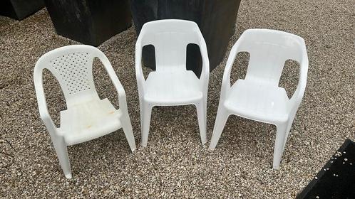 3 Kinderstoeltjes; waarvan 2 stuks nieuwstaat wit stapelbaar, Tuin en Terras, Tuinstoelen, Nieuw, Kunststof, Stapelbaar, Ophalen of Verzenden