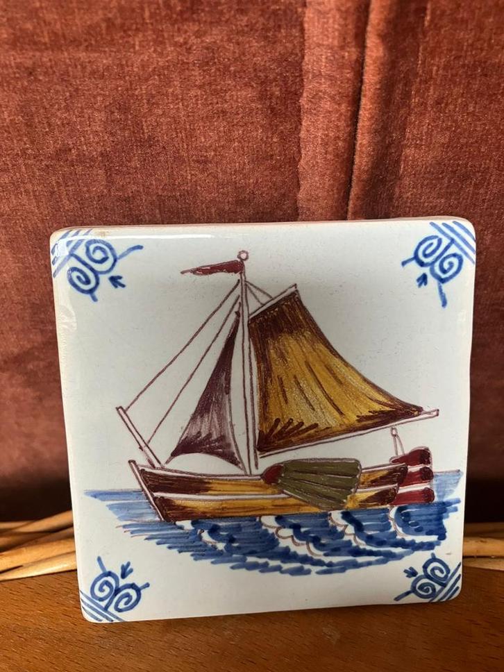 Handgeschilderd tegeltje met boot uit Workum, Antiek en Kunst, Antiek | Wandborden en Tegels, Ophalen