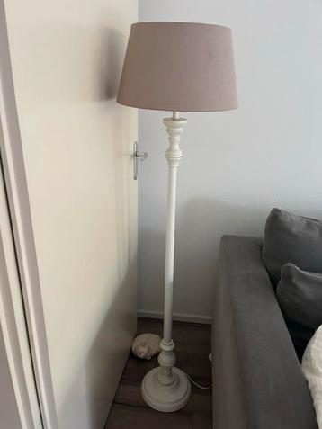 Wit houten vloerlamp