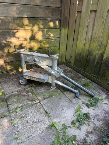 Almi steenknipper goede staat beschikbaar voor biedingen
