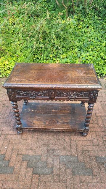 Antieke sidetable met gedraaide poten beschikbaar voor biedingen