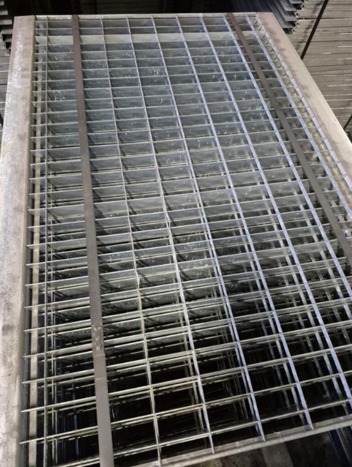 Persrooster 600 x 1.090 mm (t.b.v. 1.100 mm), verzinkt, Doe-het-zelf en Verbouw, Metalen, Zo goed als nieuw, Ophalen