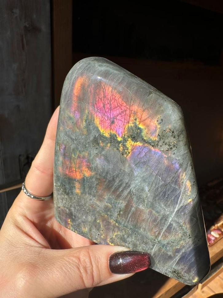 Waanzinnig mooie spectroliet sculptuur, Verzamelen, Mineralen en Fossielen, Mineraal, Ophalen of Verzenden