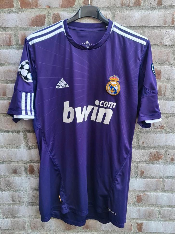 Real Madrid shirt seizoen 2010 / 2011 kleur paars maat M, Verzamelen, Sportartikelen en Voetbal, Gebruikt, Shirt, Buitenlandse clubs