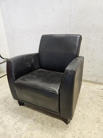 Zwart leren fauteuil, vierkant formaat beschikbaar voor biedingen