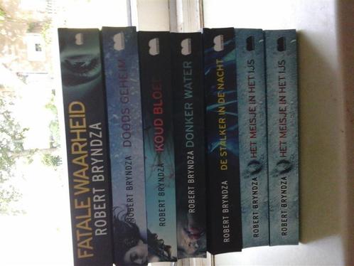 robert bryndza-37 stuks-uitstekende staat-losse verkoop, Boeken, Thrillers, Zo goed als nieuw, Nederland, Ophalen of Verzenden