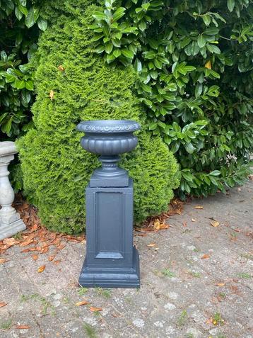 De laaste antraciete betonnen bloempot op zuil 110 H 40 B beschikbaar voor biedingen