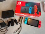 Nintendo Switch rood blauw in nette staat, Ophalen of Verzenden, Zo goed als nieuw, Met 2 controllers, Switch 2019 Upgrade
