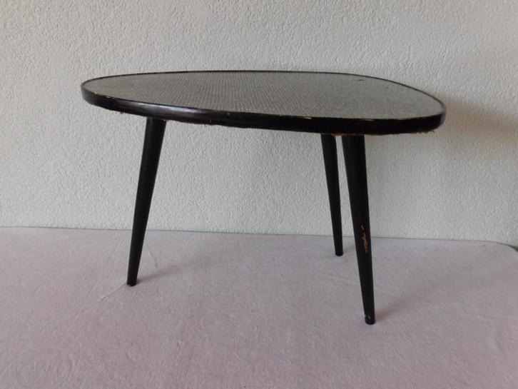 Vintage driehoek tafeltje, formica bovenblad op 3 houten poo, Verzamelen, Retro, Huis en Inrichting, Ophalen of Verzenden