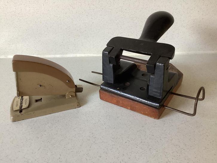 Vintage Zenith 520/E nietmachine en een Bullfinch perforator, Antiek en Kunst, Antiek | Kantoor en Zakelijk, Ophalen of Verzenden