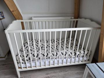 Ledikant incl. matras en beddengoed beschikbaar voor biedingen
