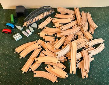 Houten treinset met brug en poppetjes en veel spoor beschikbaar voor biedingen