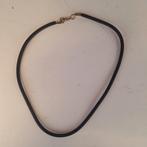 Korte rubberen ketting zwart, Sieraden, Tassen en Uiterlijk, Kettingen, Ophalen of Verzenden, Zo goed als nieuw, Zwart, Overige materialen