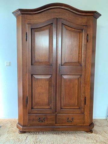 Massief houten kast in klassieke stijl beschikbaar voor biedingen
