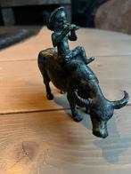 Bronzen beeldje van een jongen op een buffel, Ophalen of Verzenden