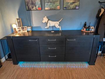 Groot zwart massief houten dressoir