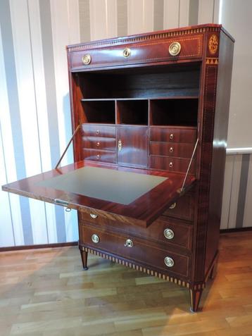 18e eeuw Frankrijk Louis XVI secretaire à abattant, klepkast beschikbaar voor biedingen