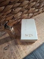 Win aansteker in doosje, Verzamelen, Rookartikelen, Aanstekers en Luciferdoosjes, Ophalen of Verzenden, Gebruikt, Aansteker