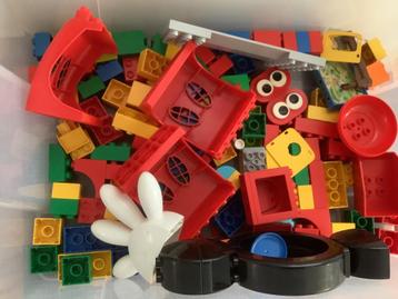 Grote bak vol Duplo stenen en accessoires. beschikbaar voor biedingen