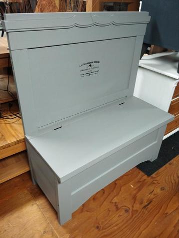 Houten bankje beschikbaar voor biedingen