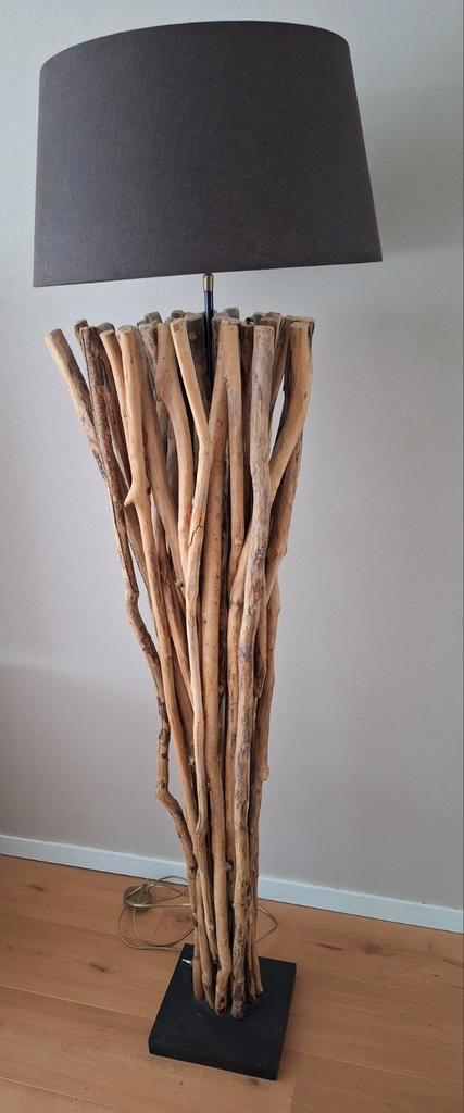 Vloerlamp met houten takken en bruine kap, Huis en Inrichting, Lampen | Vloerlampen, Gebruikt, 150 tot 200 cm, Overige materialen