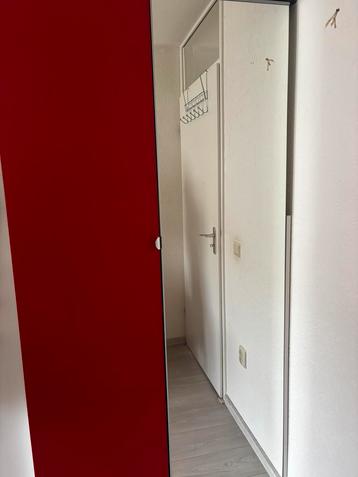 IKEA kledingkast rood met spiegeldeur beschikbaar voor biedingen