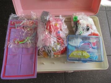 Grote partij vintage Barbie kleertjes schoentjes poppen etc beschikbaar voor biedingen